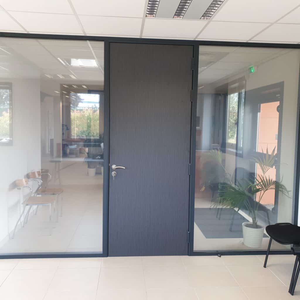 Aménagement de bureaux avec vitrage opacifiant (ici non actif) près de Lyon par Ameteam